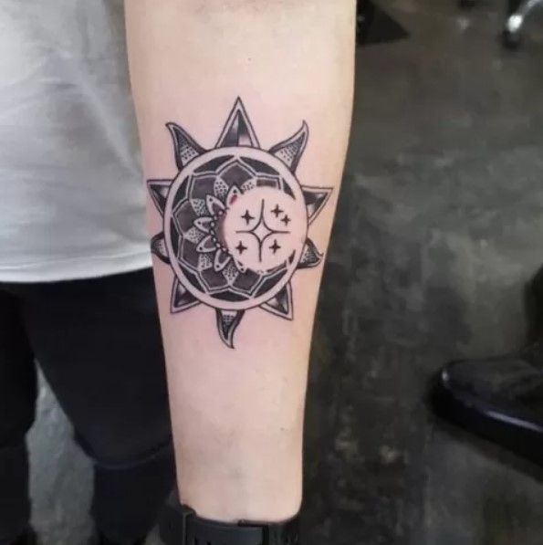 Hoàn hảo khi kết hợp hình xăm ngôi sao và mặt trăng  Tattoo Gà