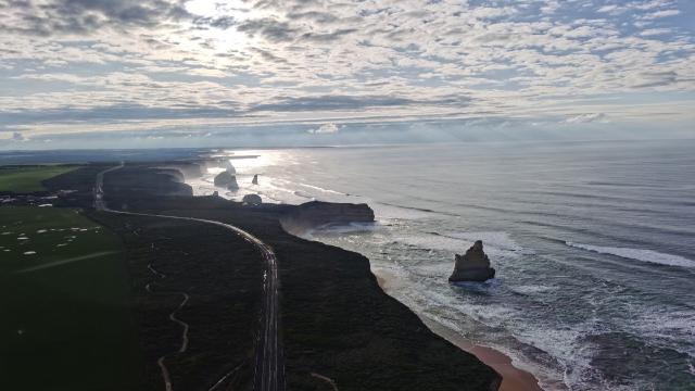 Great Ocean Road ôm lấy đường bờ biển phía tây nam Úc, dài gần 300 km.